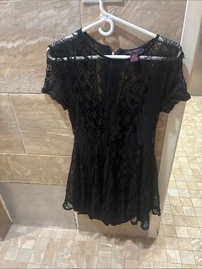 It’s Pink sheer lace mid dress large